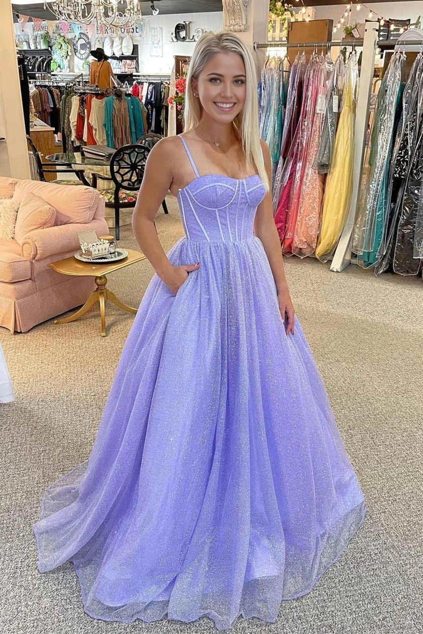 Vestido largo de fiesta formal de tul con tirantes finos en color lila brillante y corte en A